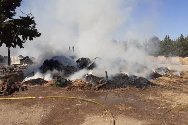 Sérignan (Hérault) : un hangar agricole rempli de fourrage en feu dans un centre équestre - 14 août 2020.