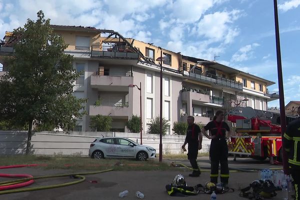 Un important incendie a ravagé l'étage supérieur de cet immeuble de Rives, dans l'Isère, dimanche 13 août 2023.