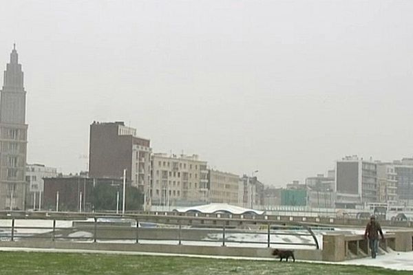 La neige a commencé à tomber sur le Havre.