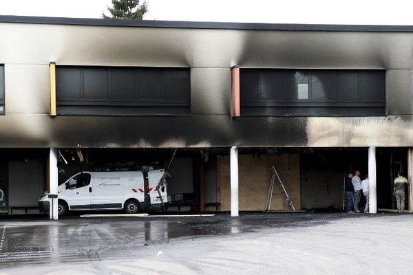 Deux voitures béliers ont été projetées et incendiées dans la nuit du 5 au 6 octobre, à quinze minutes d'intervalle contre la médiathèque et une école du quartier des Tarterêts, à Corbeil-Essonnes (Essonne) provoquant des incendies mais sans faire de victimes.
