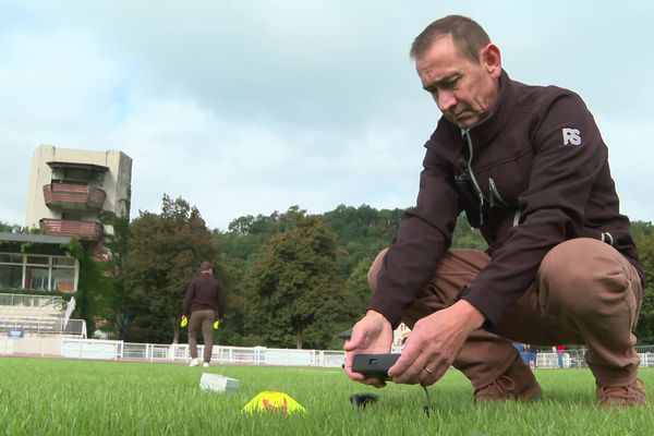 Olivier Betemps effectue des mesures d'humidité et de température des sols, le 14 septembre 2023 à Aix-les-Bains.