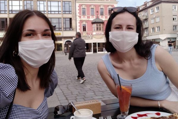 Noémie Bonnélie (gauche) et Marion Bard (droite) en terrasse à Wroclaw