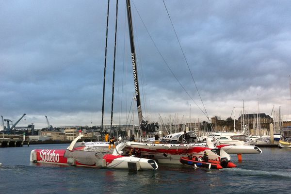 A 9h15, Thomas Coville quitte le port du Château à Brest pour s'attaquer au record du tour du monde en solitaire à bord de son maxi-trimaran Sodebo.