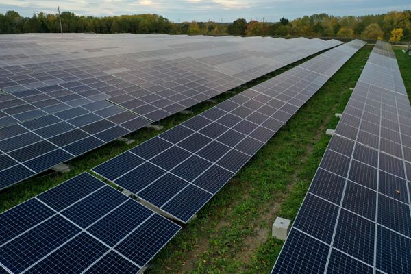 Des terres agricoles occupées par des panneaux photovoltaïques. A Montrond-les-Bains, un projet fait polémique (illustration prétexte - archive)