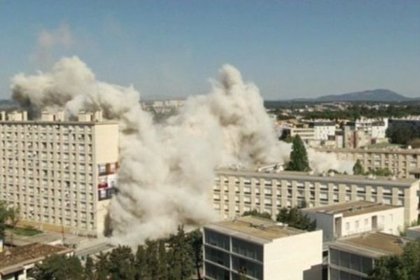 L'implosion de la tour H quartier du Petit Bard à Montpellier, le 14 avril 2014 à 11 h 21 en direct sur le site internet de France 3 Languedoc-Roussillon