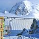 Dans un panorama de haute montagne, les deux amphores contenant du gin passeront tout l'été à 3600 mètres d'altitude.