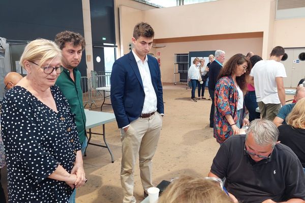 Premier tour des législatives 2024. Le candidat LR/RN, Guilhem Carayon, assiste au dépouillement dans sa ville de Lavaur. Il vire en tête dans la troisième circonscription du Tarn.