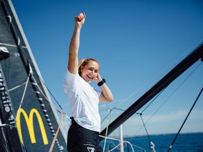 Violette Dorange enchante les réseaux sociaux avec son sourire et sa simplicité. Elle est la plus jeune skippeuse que le Vendée Globe ait connue.