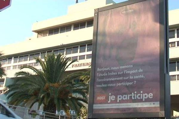 Une campagne d'affichage est lancée à Fos pour encourager les habitants à participer à l'étude sur les polluants.