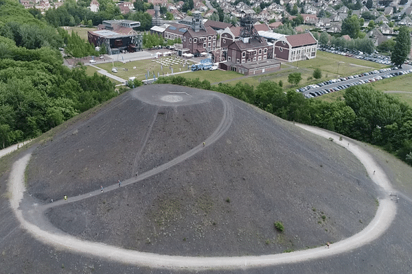 La chorégraphie va avoir lieu sur le chemin amenant jusqu'au sommet du terril de Oignies.