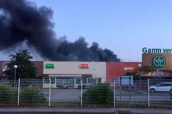 Un incendie s'est déclaré au Gamm Vert de Carcassonne ce mercredi en début de soirée - 14 juin 2018