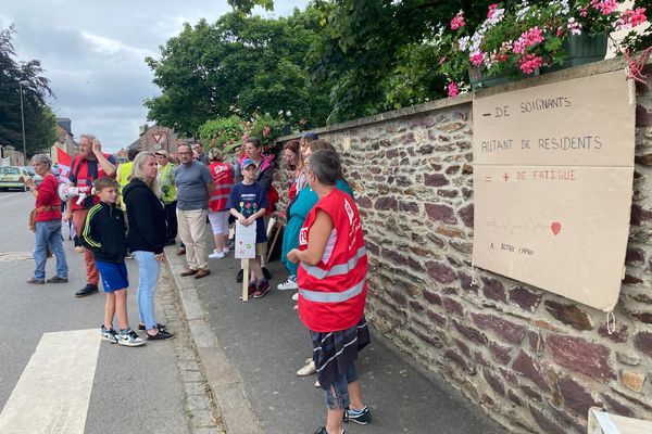 A Gaël, au sud-ouest de Rennes, une manifestation était organisée pour dénoncer le risque de maltraitance institutionnelle des personnes âgées, du fait du manque  criant de personnel à l'Ehpad de la Domnonée.