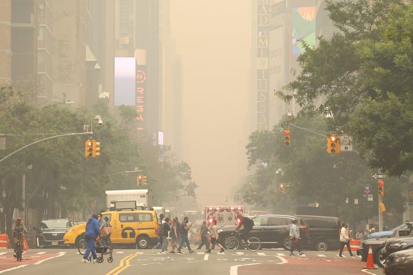 Les New-yorkais dans la fumée des gigantesques incendies canadiens, le 7 juin 2023. . Rien de comparable à attendre pour la France cette semaine.