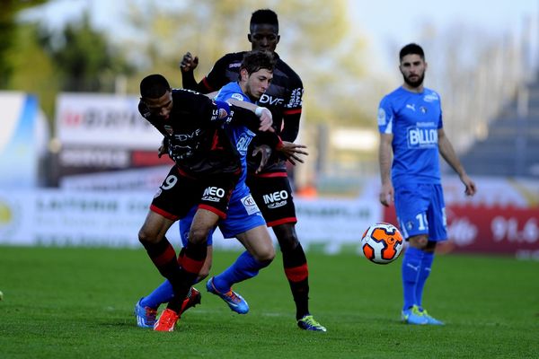 Les Chamois Niortais ont battu Dijon 2 à 0 au Stade René Gaillard