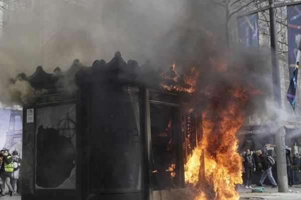 Un kiosque à journaux incendié volontairement le samedi 16 mars sur les Champs-Elysées lors de la 18ème journée de mobilisation des gilets jaunes à Paris.