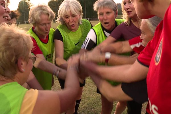 Grâce à la médiatisation, les "mamies du foot" vont bientôt s'envoler pour la Coupe du Monde.