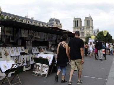 Vuitton bouffe le Pont-Neuf et les quais des bouquinistes 20 juin 2023 by  @K47CB 