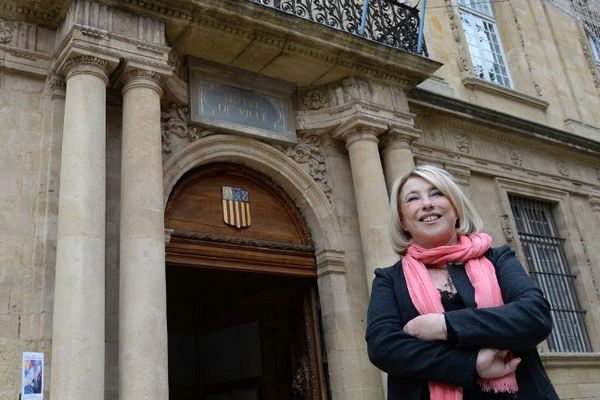 Maryse Joissains (LR) devant sa mairie d'Aix-en-Provence