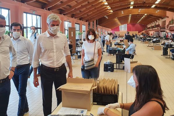 Laurent Wauquiez en visite au Palais du lac à Bellerive-sur-Allier où les masques sont conditionnés par des bénévoles avant d'être confiés aux communes. 