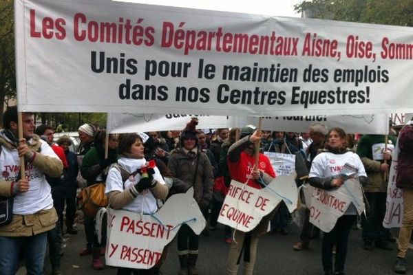 Plus de 20 000 professionnels du secteur équin manifestent à Paris contre la hausse de la TVA, le 24 novembre 2013.