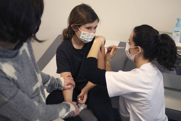 La vaccination est autorisée et encouragée à partir de 12 ans, mais n'est pas nécessaire pour avoir un pass vaccinal jusqu'à 16 ans.