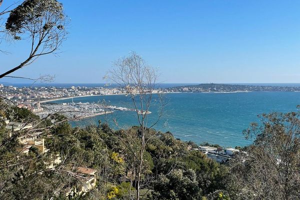 Où commence et où s'arrête la Côte d'Azur ? Au bleu du ciel, à celui de la mer, c'est la seule certitude.