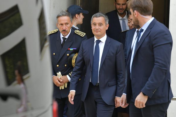 Gérald Darmanin, le 30/07/22,  sort du commissariat de la Guillotière à Lyon où 3 policiers avaient été blessés