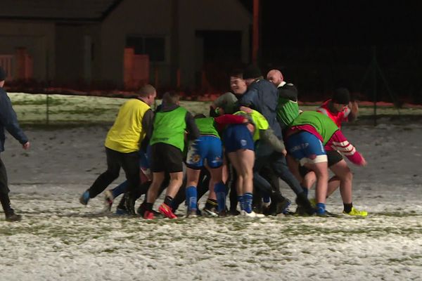 À l'entraînement, "Fonfon le coach" doit composer avec son équipe mi-locale, mi-étudiante.