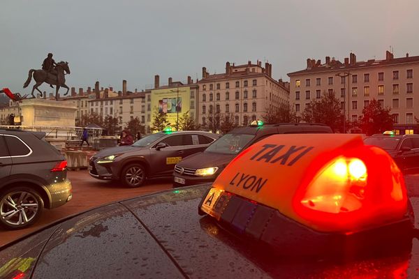 Mobilisation des taxis sur la place Bellecour de Lyon le lundi 2 décembre.