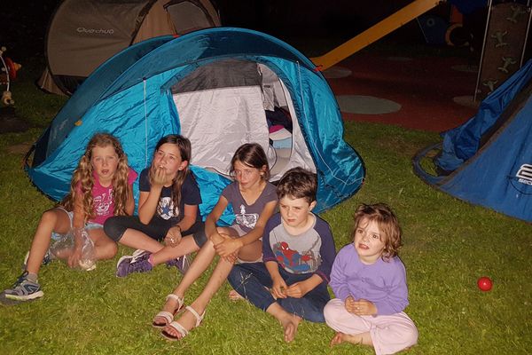 La cour de l'école maternelle de Caux, dans l'Hérault, occupée par des parents d'élèves (et des enfants) pour la nuit - 25 mai 2018