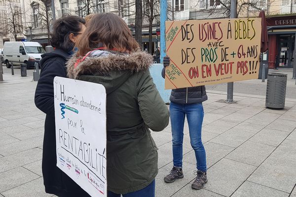 Des personnels de la petite enfance se sont rassemblés place de la Victoire à Clermont-Ferrand pour dénoncer les conditions d'accueil des enfants.