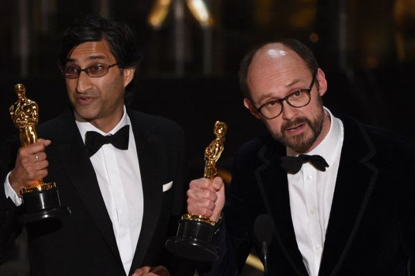 Asif Kapadia à gauche de l'image avait reçu l'oscar du meilleur documentaire à Hollywood en 2016