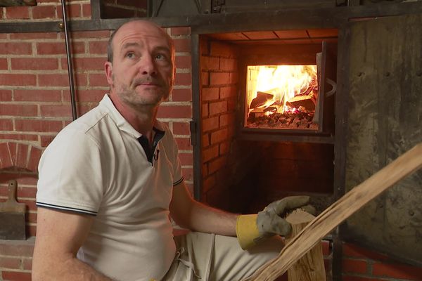 Gilles Vadrot, boulanger à Rouy (Nièvre) cuit son pain au bois