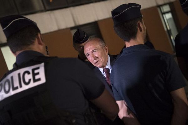 Après une rencontre avec les fonctionnaires de police, le ministre de l’Intérieur Gérard Collomb a fait un tour en voiture de la Bac cité de la Busserine.