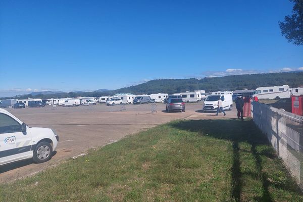 Les caravanes des gens du voyage ont remplacé les aéronefs sur l'aérodrome de Pernes-les-Fontaine fermé à ses usagers jusqu'à leur départ.