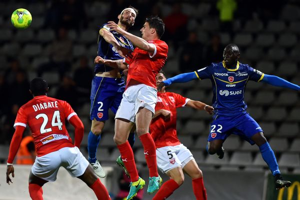 Nîmes s'est imposé 1-0 face à Valenciennes ce vendredi au stade des Costières à Nîmes - 31 mars 2017