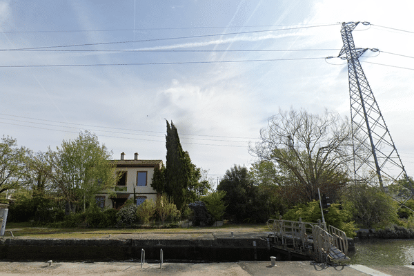 Les flammes de la maison, située près d'une écluse, a menacé une ligne à haute-tension et les rails SNCF.