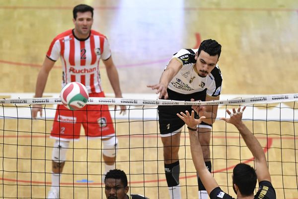 Smash de Zouheir El Graoui lors de la rencontre du 2 novembre 2018 face à Rennes en Ligue A de volley.