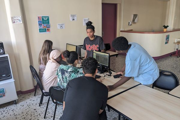 À Clermont-Ferrand, la Coopérative jeunesse de services (CJS) permet à neuf jeunes âgés entre 16 et 18 ans de gérer leur propre coopérative