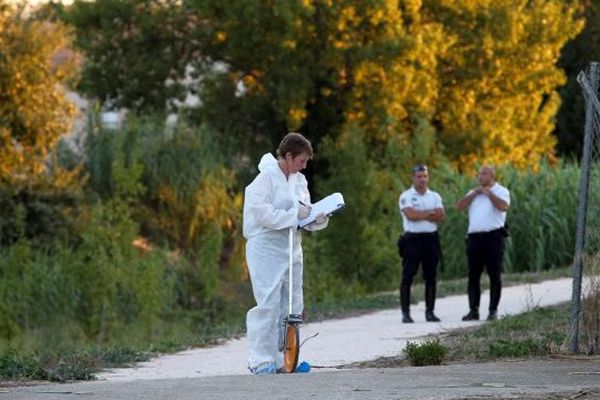 La police scientifique dans le parc Maillol de Perpignan le 25 août 2015