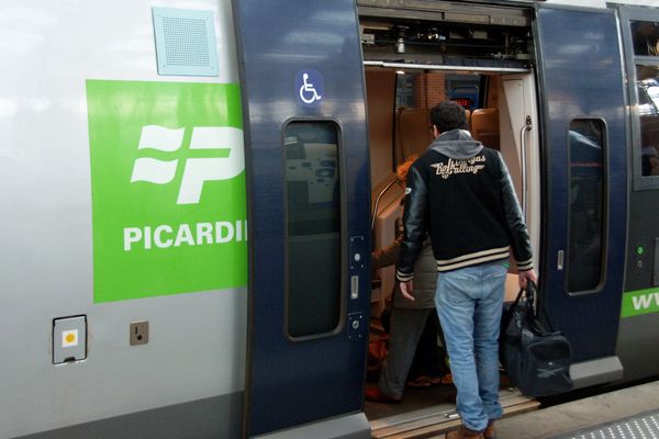 Une rupture de caténaire à l'entrée de la gare du Nord a bloqué la liaison entre Paris et la Picardie.