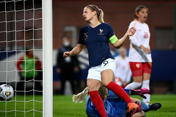 Eugénie Le Sommer marque l'un de ses quatre buts de la soirée face à la Macédoine du Nord vendredi 23 octobre au stade de la Source à Orléans.