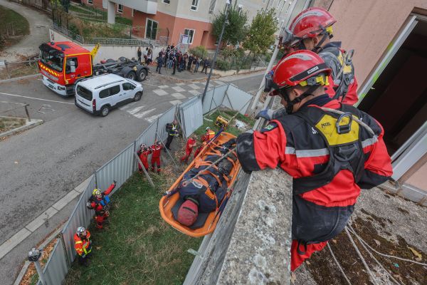 Les pompiers en exercice dans le cadre des unités sauvetage, appui et recherche, le 18 octobre 2023, à la Voulte en Ardèche.