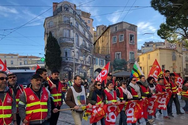 Manifestation contre la réforme des retraites, à Montpellier. Dans le cortège : plusieurs syndicats dont la CFDT, la CGT, Solidaires, SUD et FO, SNES FSU (11 janvier 2020).