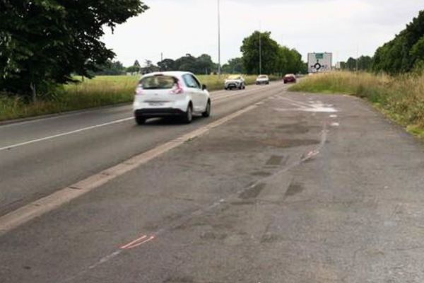 Sur la route de Libourne, les traces de l'accident étaient encore visibles le lendemain des faits.