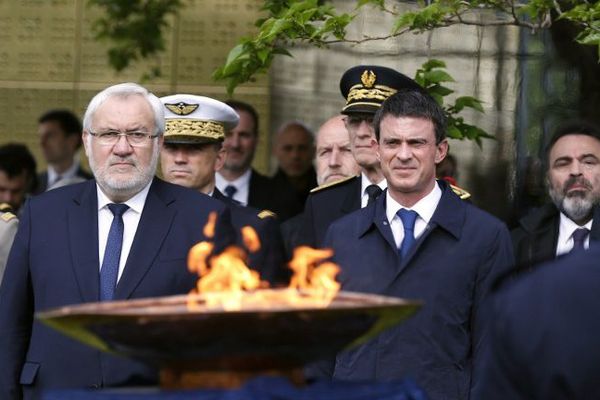 Le Premier ministre Manuel Valls accompagné de Jean-Marc Todeschini, Secrétaire d'État chargé des Anciens Combattants et de la Mémoire, lors d'un hommage au Mémorial des Martyrs de la Déportation, à Paris, durant la Journée nationale de la Déportation.