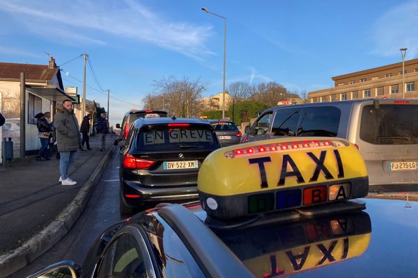 Les taxis stationné devant la CPAM du Doubs à Besançon s'opposent à une nouvelle convention qui selon eux leur "ferait perdre de l'argent, alors que dans le même temps, tout augmente".