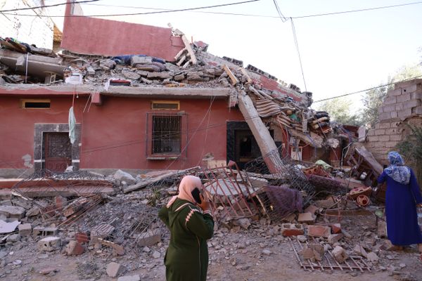 Les habitants de la ville Amizmiz, au Maroc, reviennent sur les lieux du séisme, et constatent les dégâts.