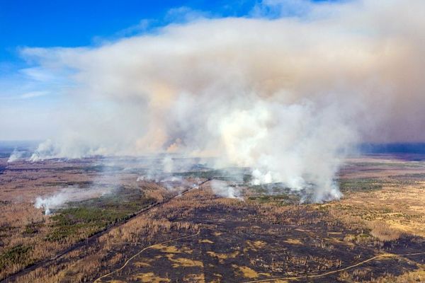 Une vue aérienne de l'incendie dans une forêt située dans la zone d'exclusion de Tchernobyl le 12 avril 2020