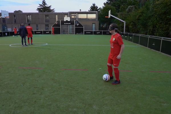 Sur le terrain de Bondy, Nolwenn, ballon aux pieds, s'apprête à faire une passe